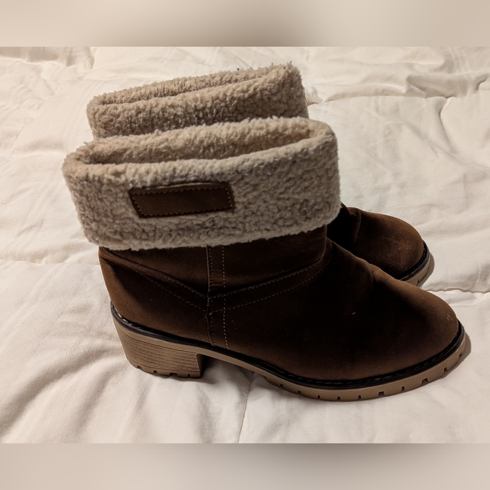 No Brand thin lined brown boots, size 7.5